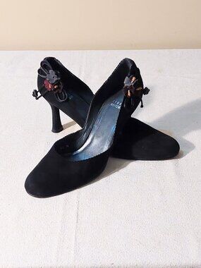 Stuart Weitzman Black Suede Floral Applique and Tassel Round Toe Pumps Size: 8.5
